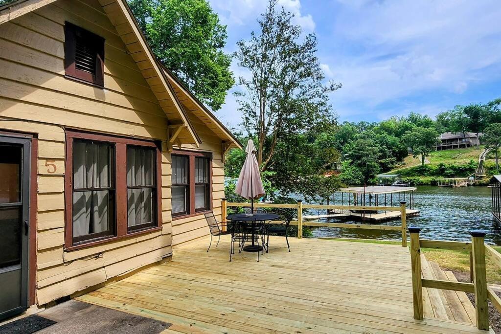 #05 - Lakefront Two Bedroom Cottage- Pet Friendly Hot Springs Buitenkant foto
