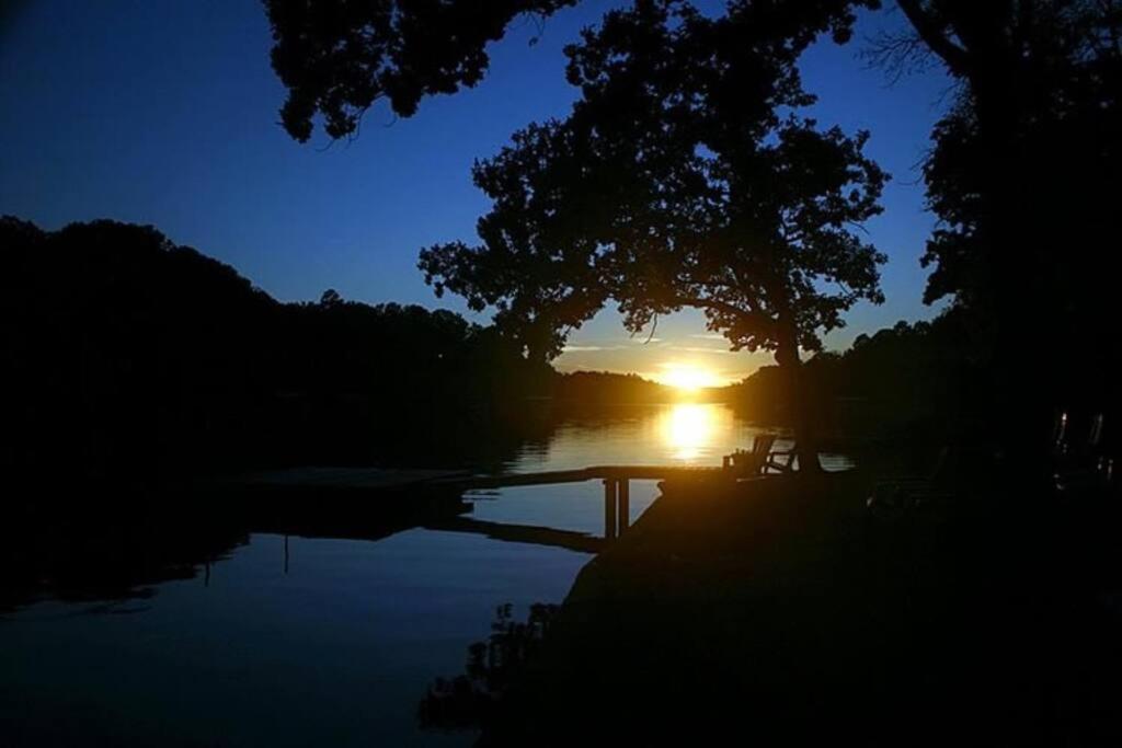#05 - Lakefront Two Bedroom Cottage- Pet Friendly Hot Springs Buitenkant foto