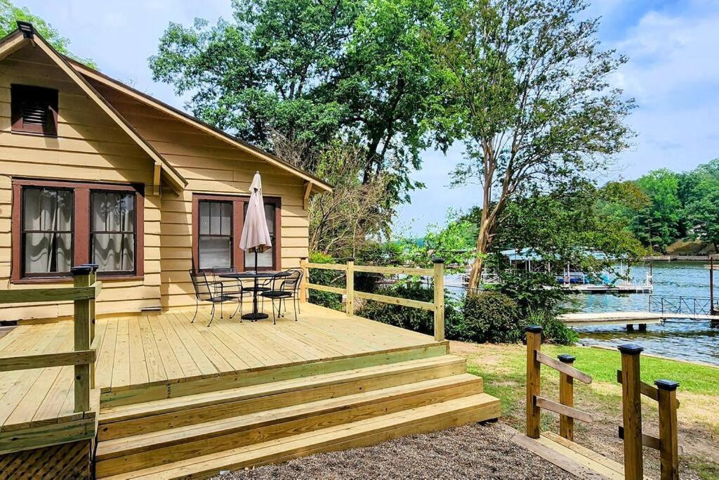 #05 - Lakefront Two Bedroom Cottage- Pet Friendly Hot Springs Buitenkant foto