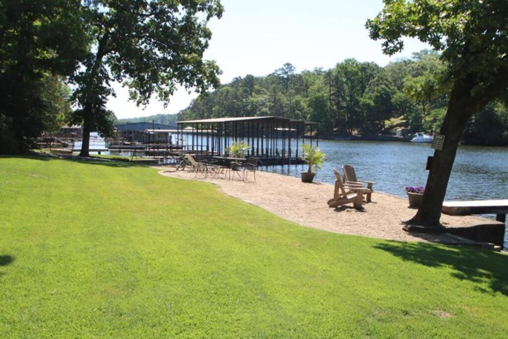 #05 - Lakefront Two Bedroom Cottage- Pet Friendly Hot Springs Buitenkant foto