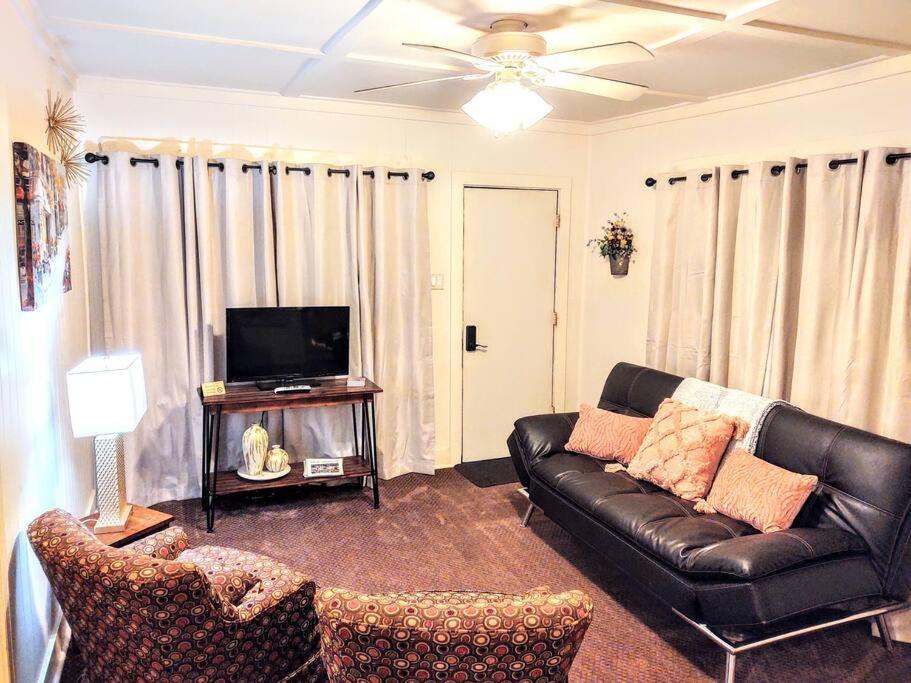 #05 - Lakefront Two Bedroom Cottage- Pet Friendly Hot Springs Buitenkant foto