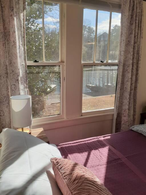 #05 - Lakefront Two Bedroom Cottage- Pet Friendly Hot Springs Buitenkant foto