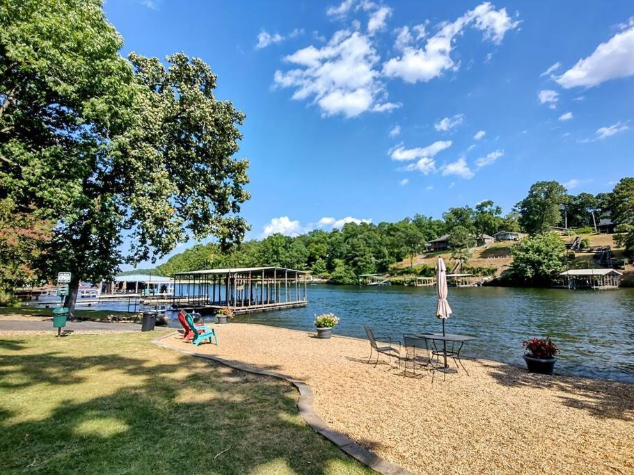 #05 - Lakefront Two Bedroom Cottage- Pet Friendly Hot Springs Buitenkant foto
