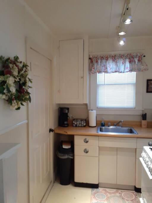 #05 - Lakefront Two Bedroom Cottage- Pet Friendly Hot Springs Buitenkant foto
